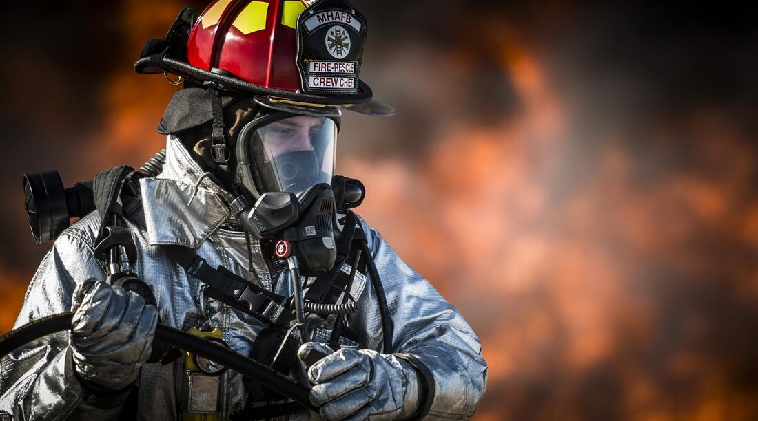 Pompier qui combat un incendie à Sherbrooke à la suite d'un feu de cheminée.