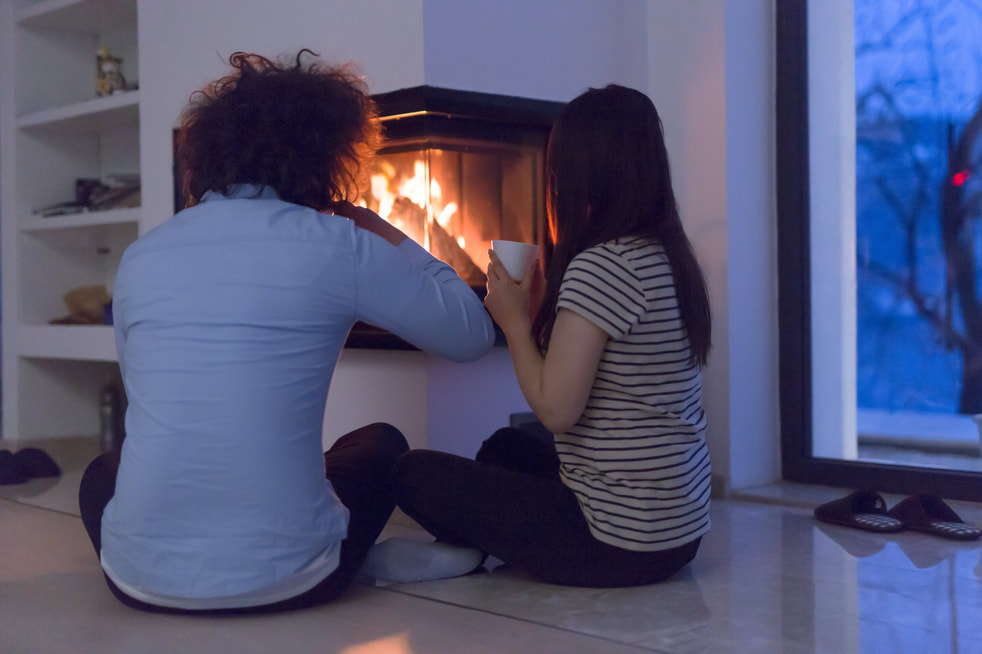 Young couple from Sherbrooke, who spend quality time near the fireplace, following the passage of Ramoneur Sherbrooke.
